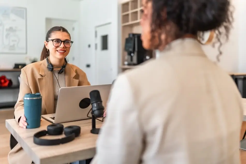 Una mujer entrevista a otra mujer.