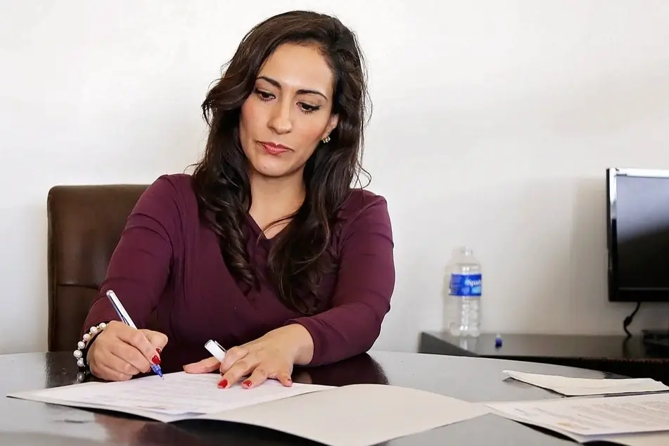 Mujer en una mesa de trabajo
