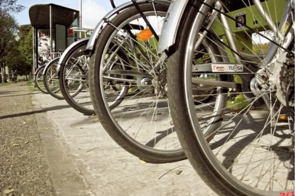 Varias bicicletas parqueadas