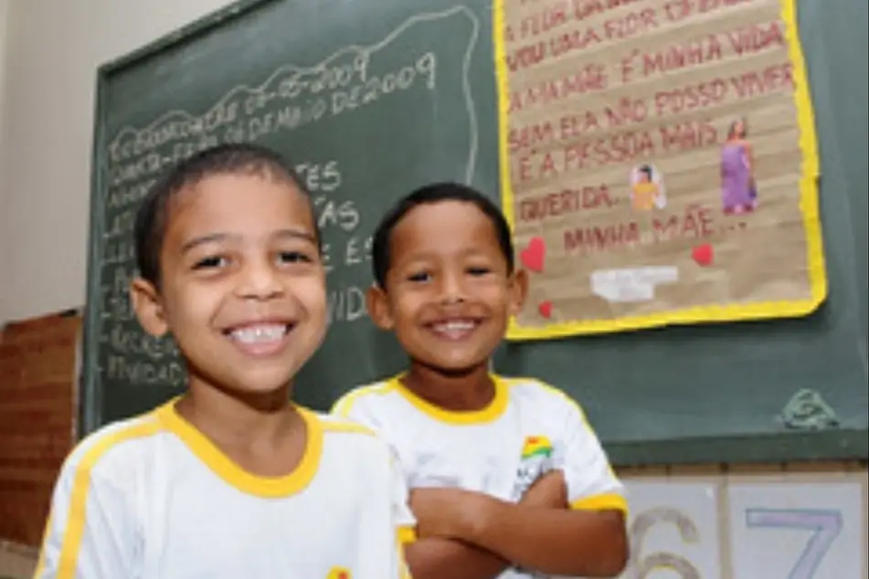 Dos niños sonrientes