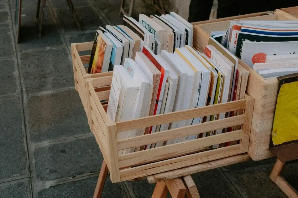 Libros en cajas de madera
