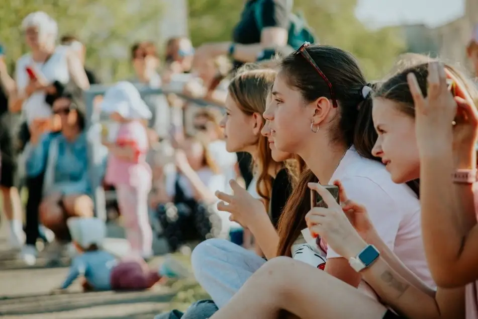 Grupo de vecinos reunidos en una actividad comunitaria al aire libre.