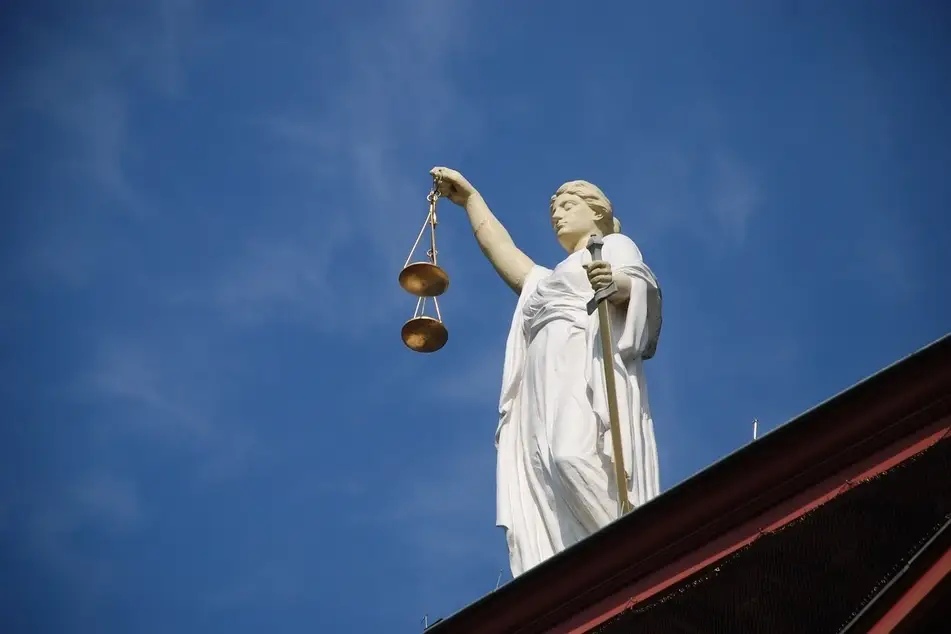 escultura representando la justicoa