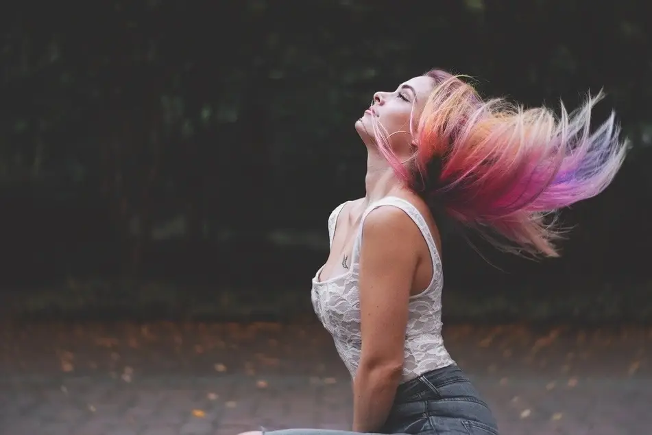 chica con el pelo rosa