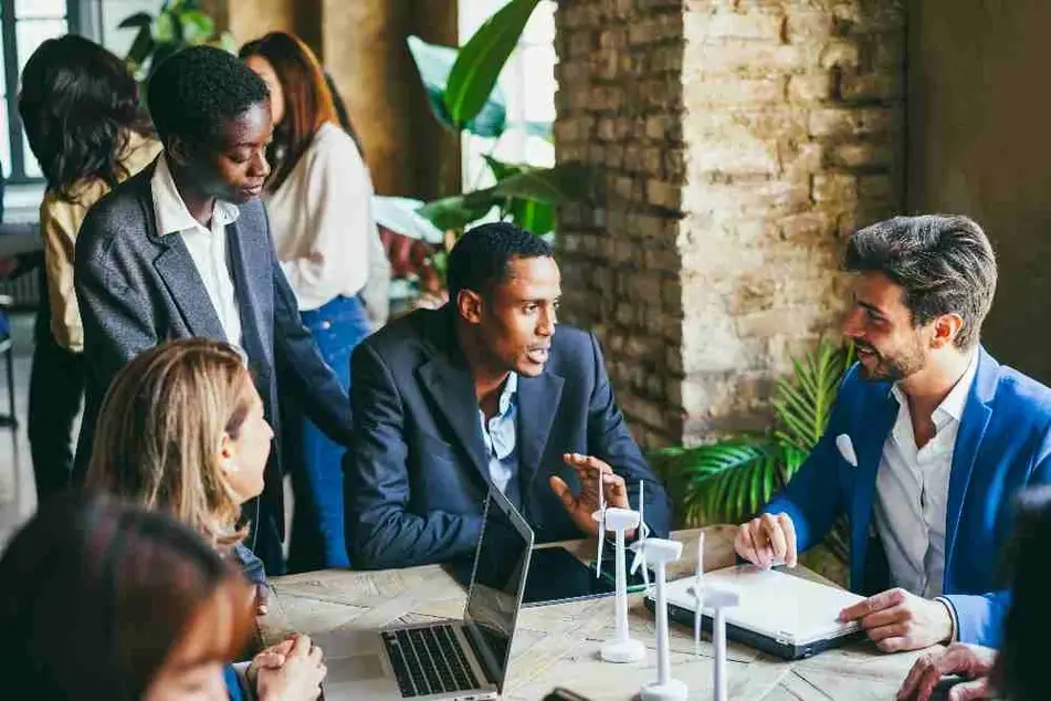 Personas trabajan en un proyecto de innovación sostenible