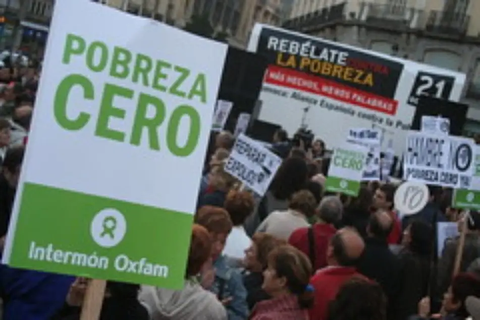 Una protesta en la que la gente lleva carteles de Pobreza Cero
