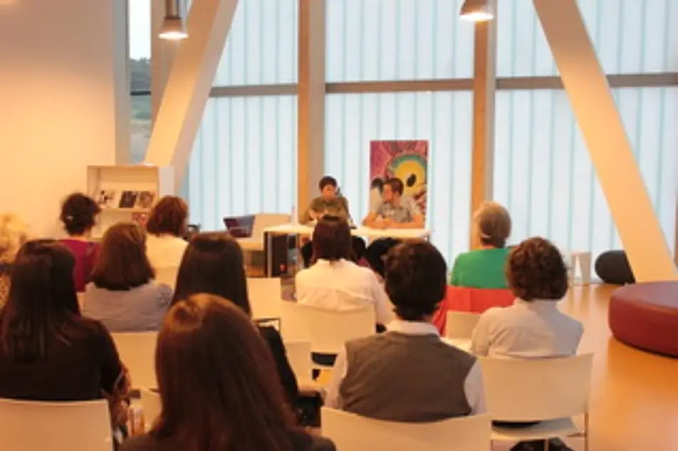 Una charla con varios asistentes