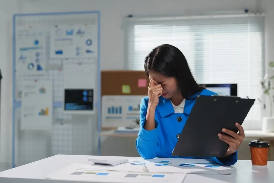 Una mujer se lamenta un error