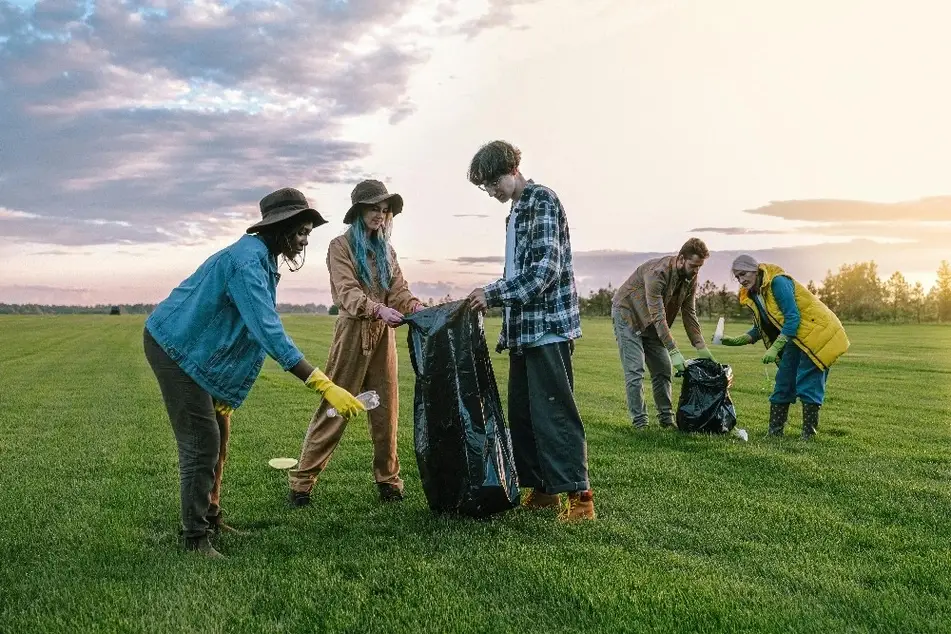 Voluntarios recogiendo basura en el campo