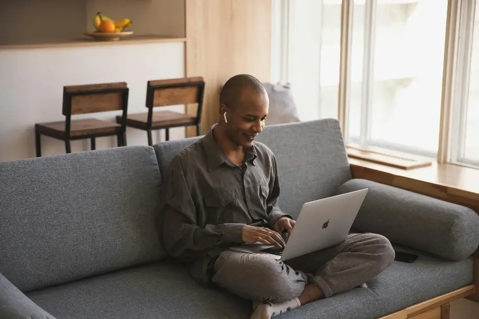 Hombre usando una laptop