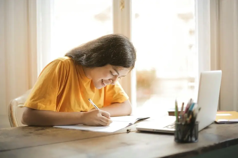 Mujer escribiendo en una libreta