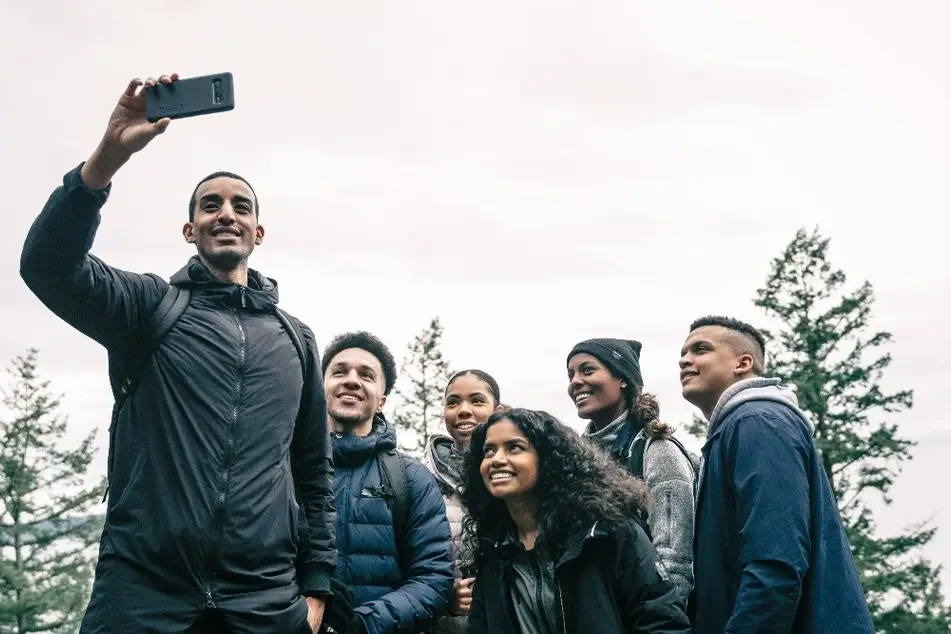 Grupo de personas tomándose una selfie