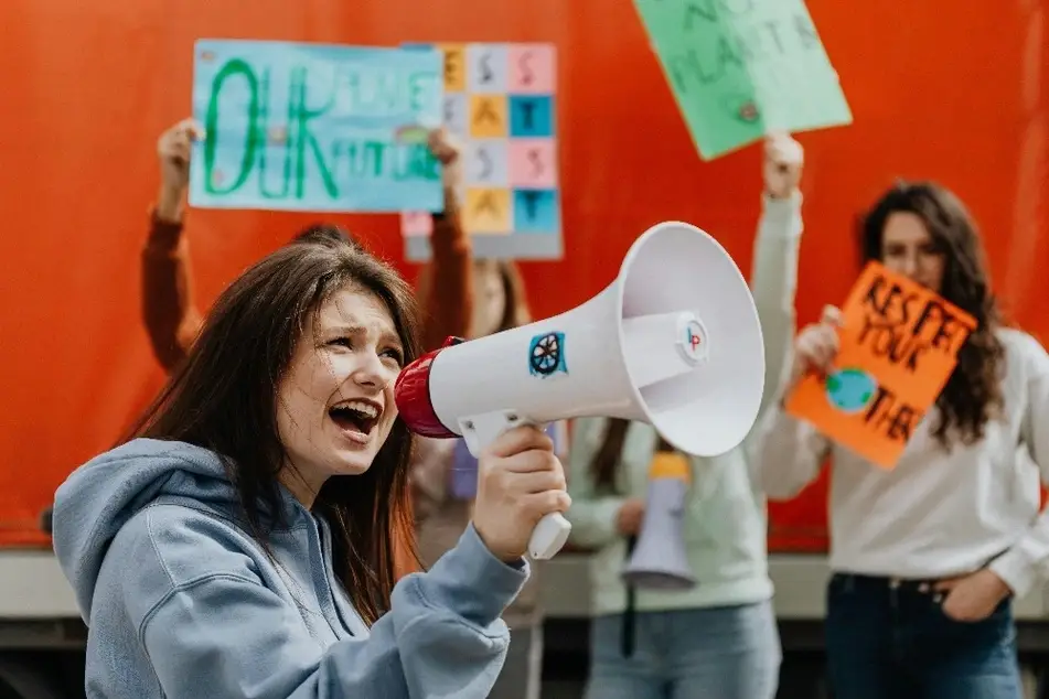 Mulher em um protesto segurando um megafone