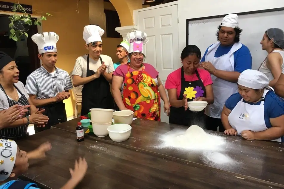 Personas con discapacidad participando en un taller de cocina