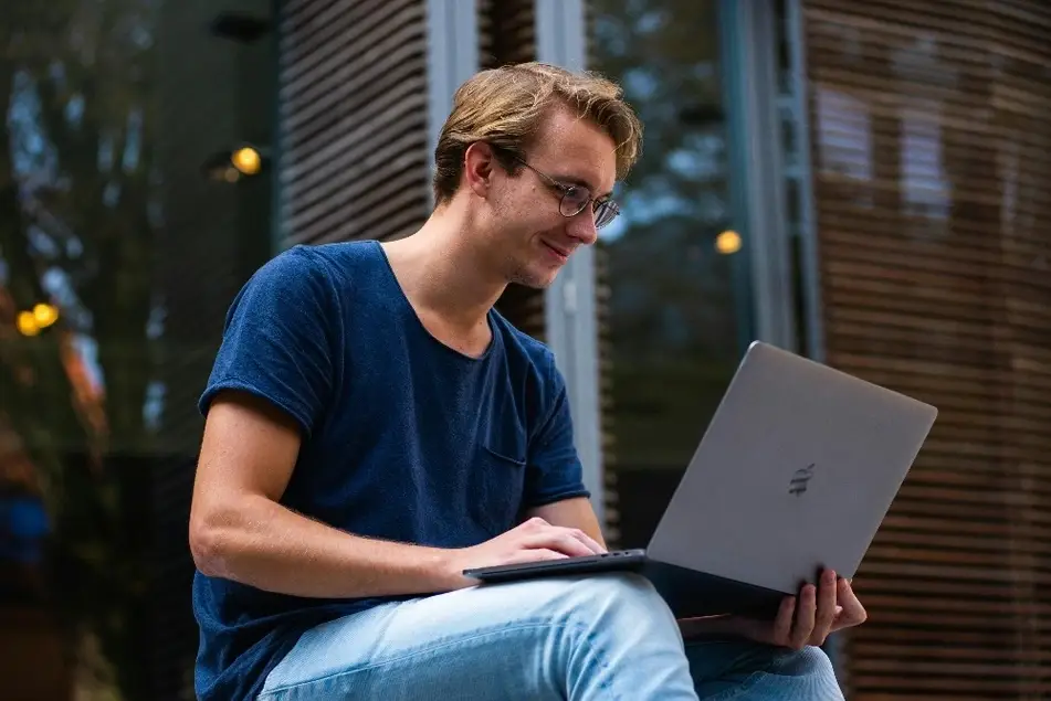 Hombre joven usando una laptop