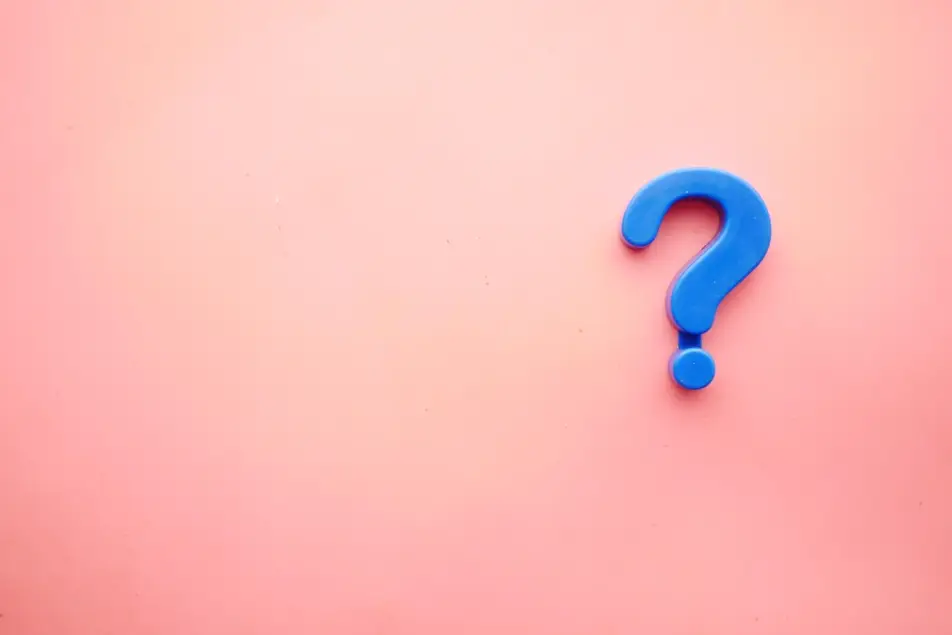 Interrogación sobre fondo rosa