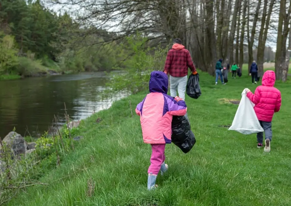 Un grupo de voluntarios está limpiando el medio ambiente del bosque.