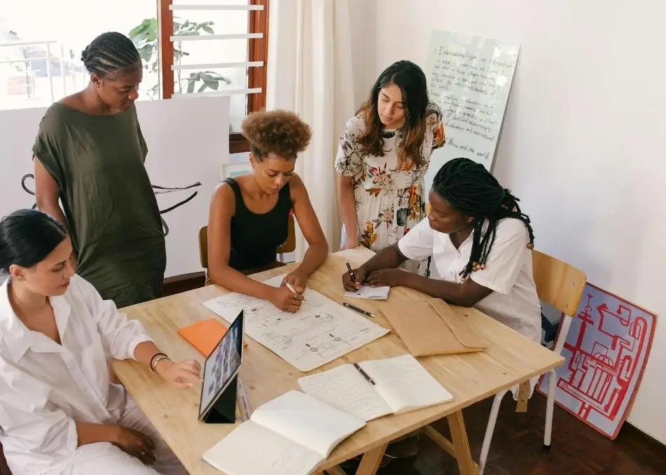 Grupo de mujeres reunidas en una oficina