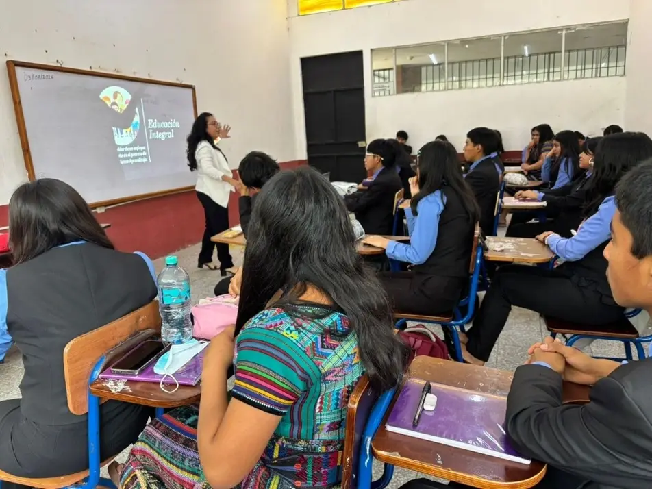 Niños y niñas leyendo atendiendo a una charla