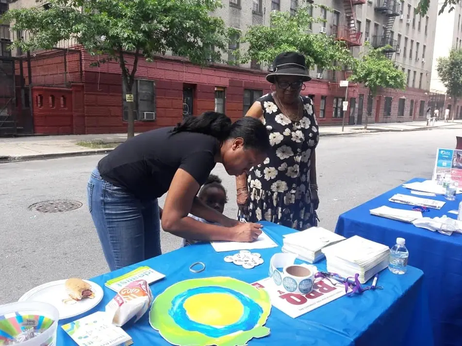 Idealist Day volunteers sign up to volunteer together at booth