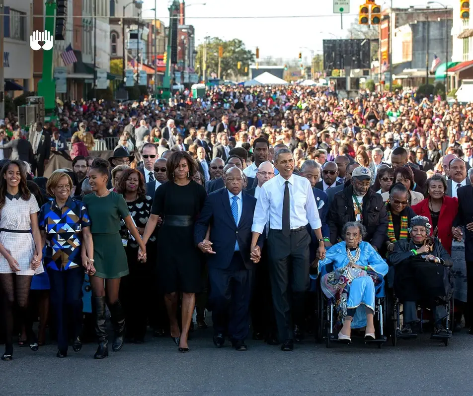 Crowded parade accompany the Obamas