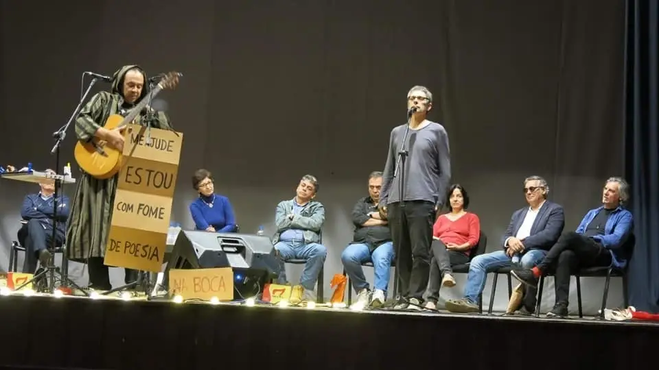 Conviver com músicos e poetas