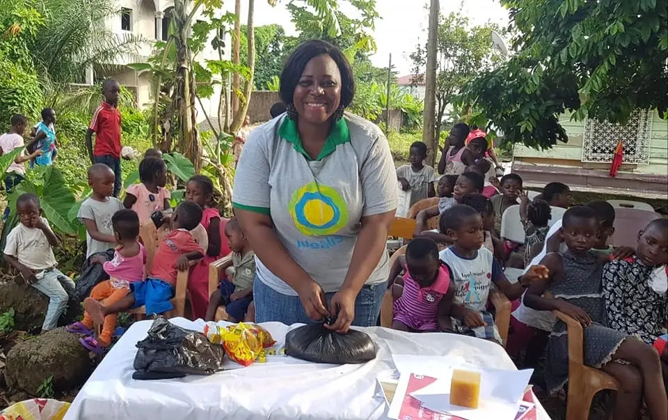 Idealist volunteer with a group of children.