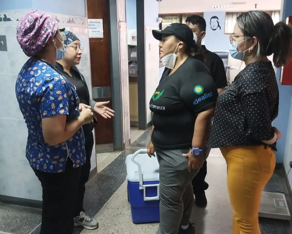 Un grupo de personas en el ala de un hospital.