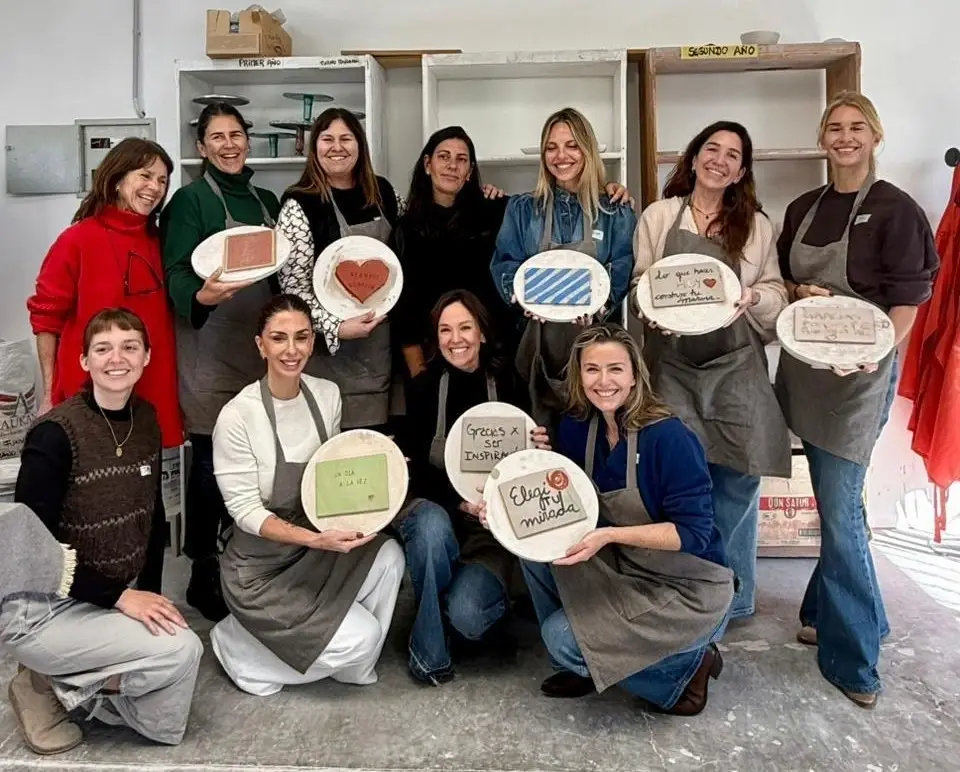 Mujeres en un taller de cerámica