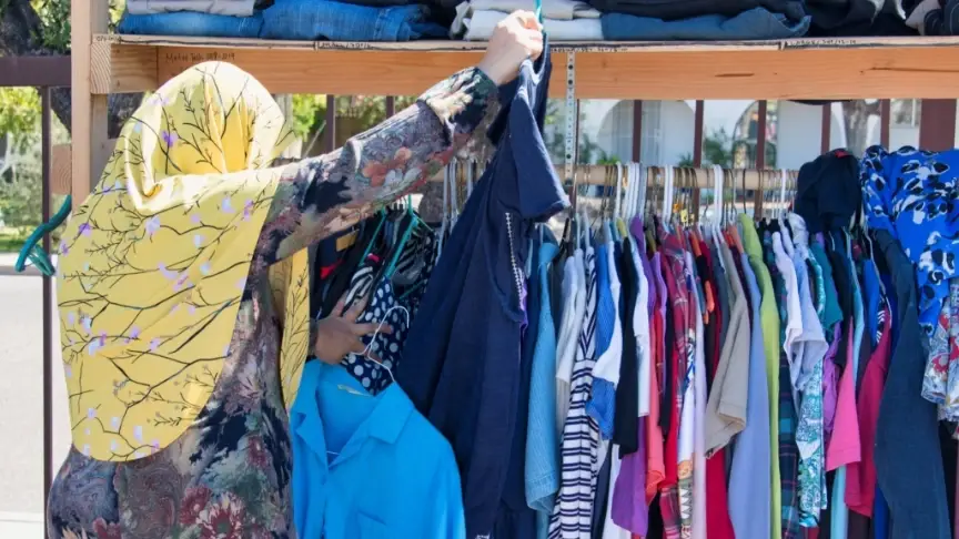 Distribute Clothing to Refugee Students & Families