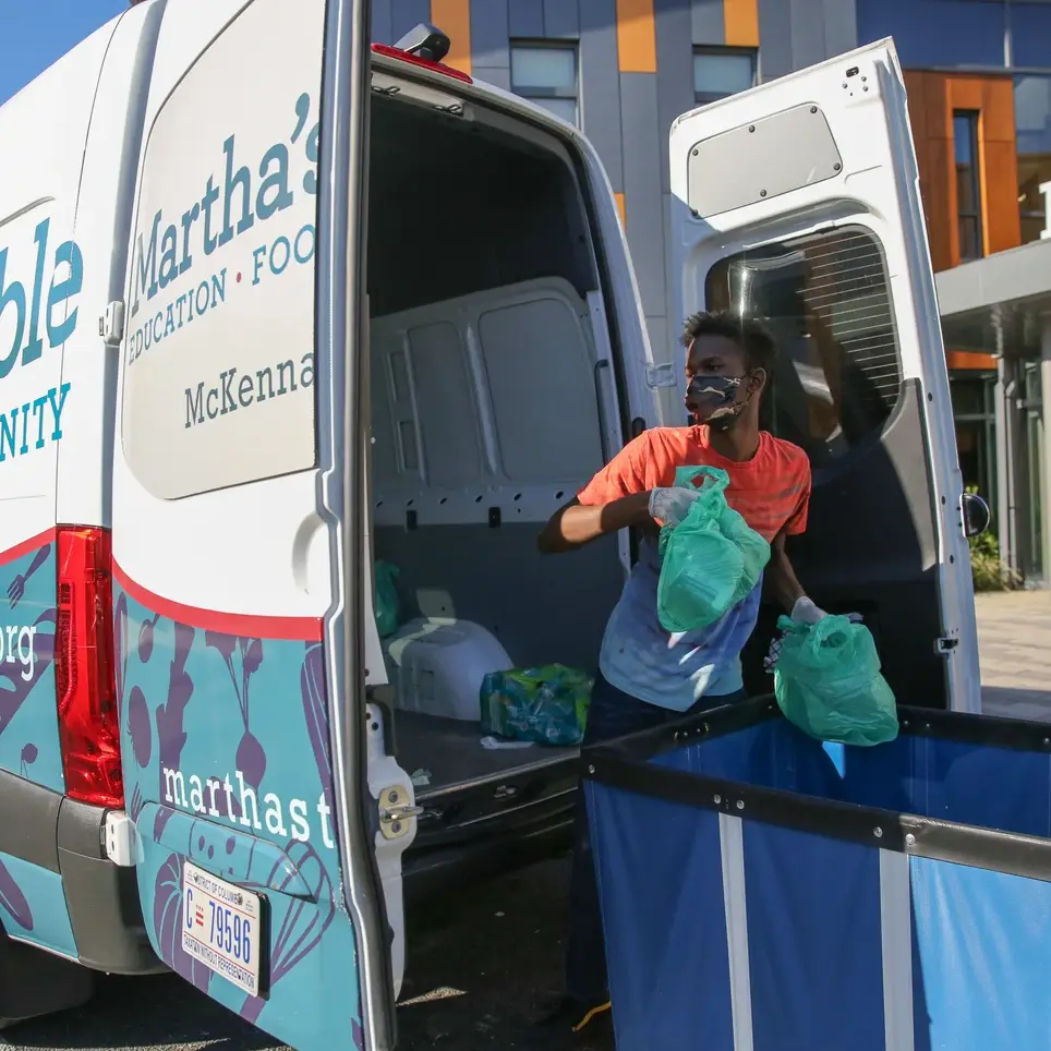 Distribute Fresh Groceries To DC Families!