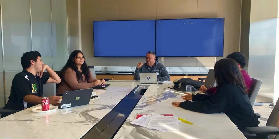 Escucha, Evalúa, Inspira: ¡Únete como Juez!