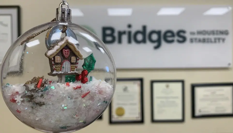 Volunteer Holiday Ornament Craft Maker