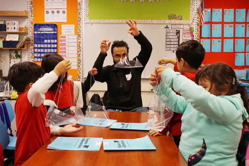 Become a STEM Volunteer and Unlock the Potential of Young Scientists!