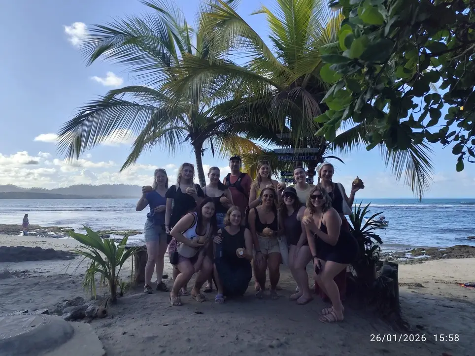 Únete a Planet Conservation en el Caribe de Costa Rica. No solo visites el paraíso... protégelo" ¿Te imaginas despertar con el sonido de los monos aulladores y el murmullo del mar Caribe, sabiendo que tu trabajo está construyendo un futuro sin residuos, educando niños y salvando ecosistemas?