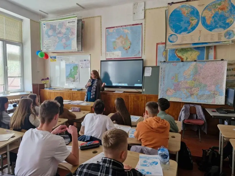 Help Ukrainian youth to improve their English
