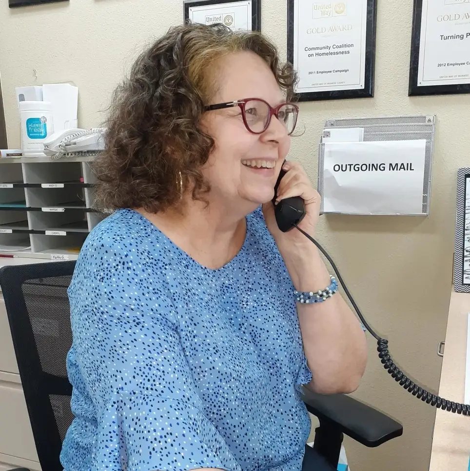 Enjoy working with others? Volunteer as a Front Desk Assistant!